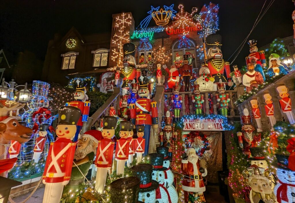 Weihnachtsbeleuchtung in Dyker Heights im Stadtteil Brooklyn bewundern