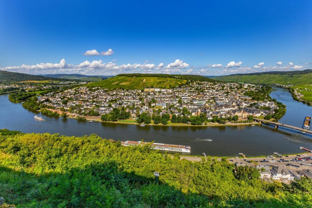 fotospots-mosel-bernkastel-kues-ausblick-moselschleife