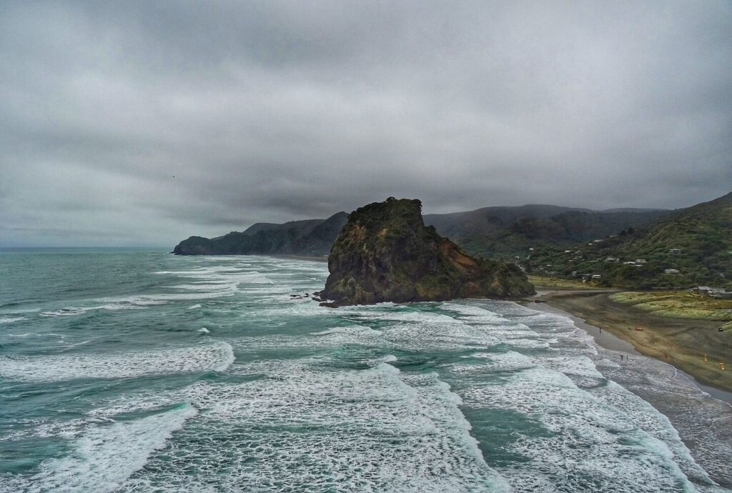 neuseeland-piha-wellen-nordinsel