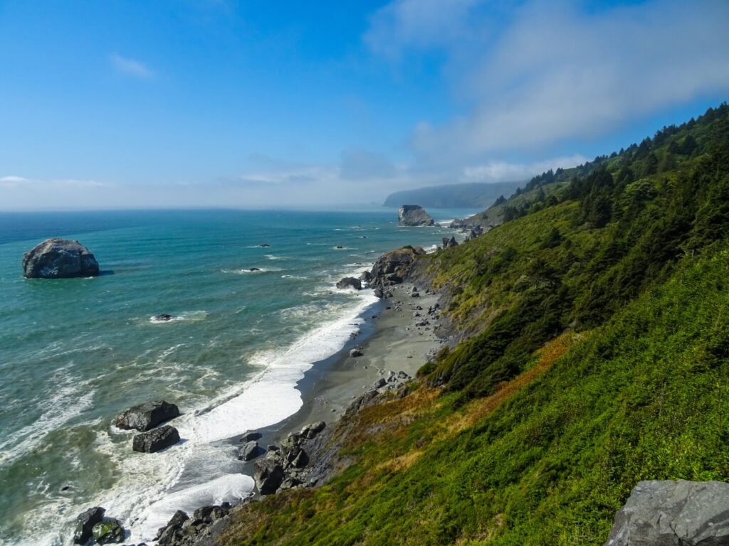 usa-redwood-nationalpark-meer-felsen